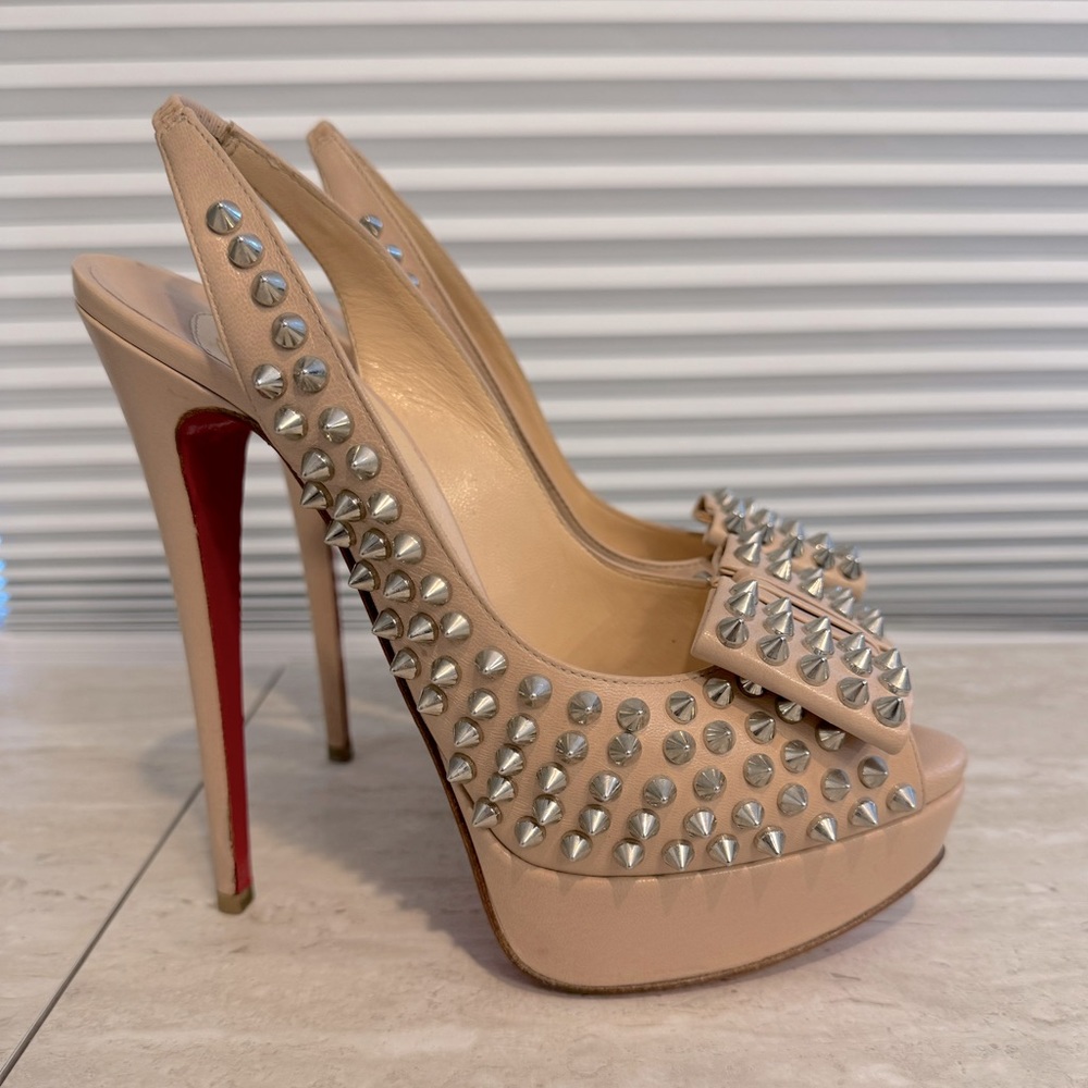 ❌SOLD❌ CHRISTIAN LOUBOUTIN
Light Beige Leather Clou Noeud Spikes 150 Pumps 38